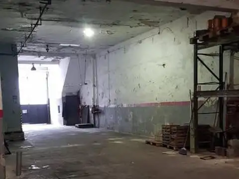 DEPOSITO Barracas - 900 M2  (oficina, local a la calle, baños, vestuario)