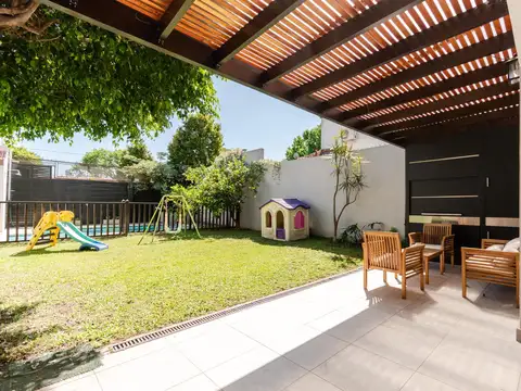 Impecable casa en venta con todas las comodidades, jardín y piscina en Martínez, San Isidro.