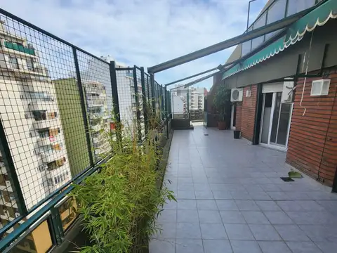 DUEÑO DIRECTO VENDE EXCELENTE DEPTO CON ENORME BALCON TERRAZA , PARRILLA y VISTA ABIERTA. BUENA UBICACION