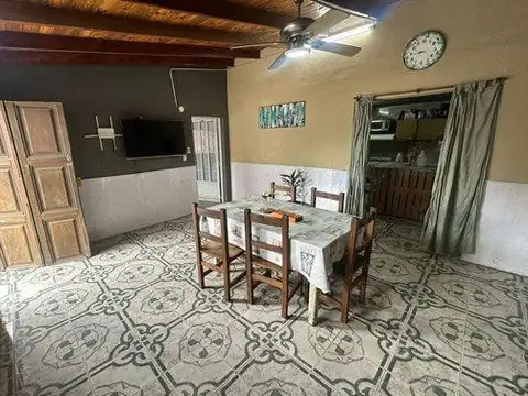 VENTA CASA 2 DORMITORIOS - CON LOCAL O MONOAMBIENTE AL FRENTE -APTO CREDITO.