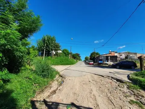 Yatay Y Lamadrid, Terreno En Esquina Con Mejoras - 180 M2