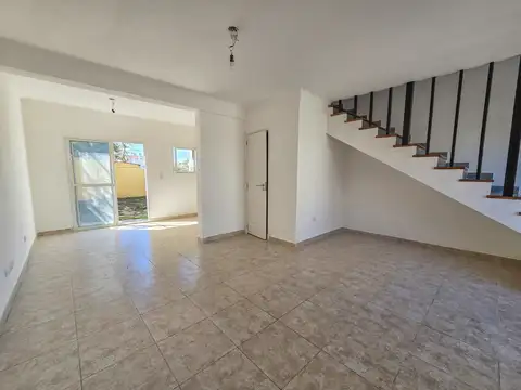 Dúplex 3 amb. con parque y ent. para auto - Punta Mogotes