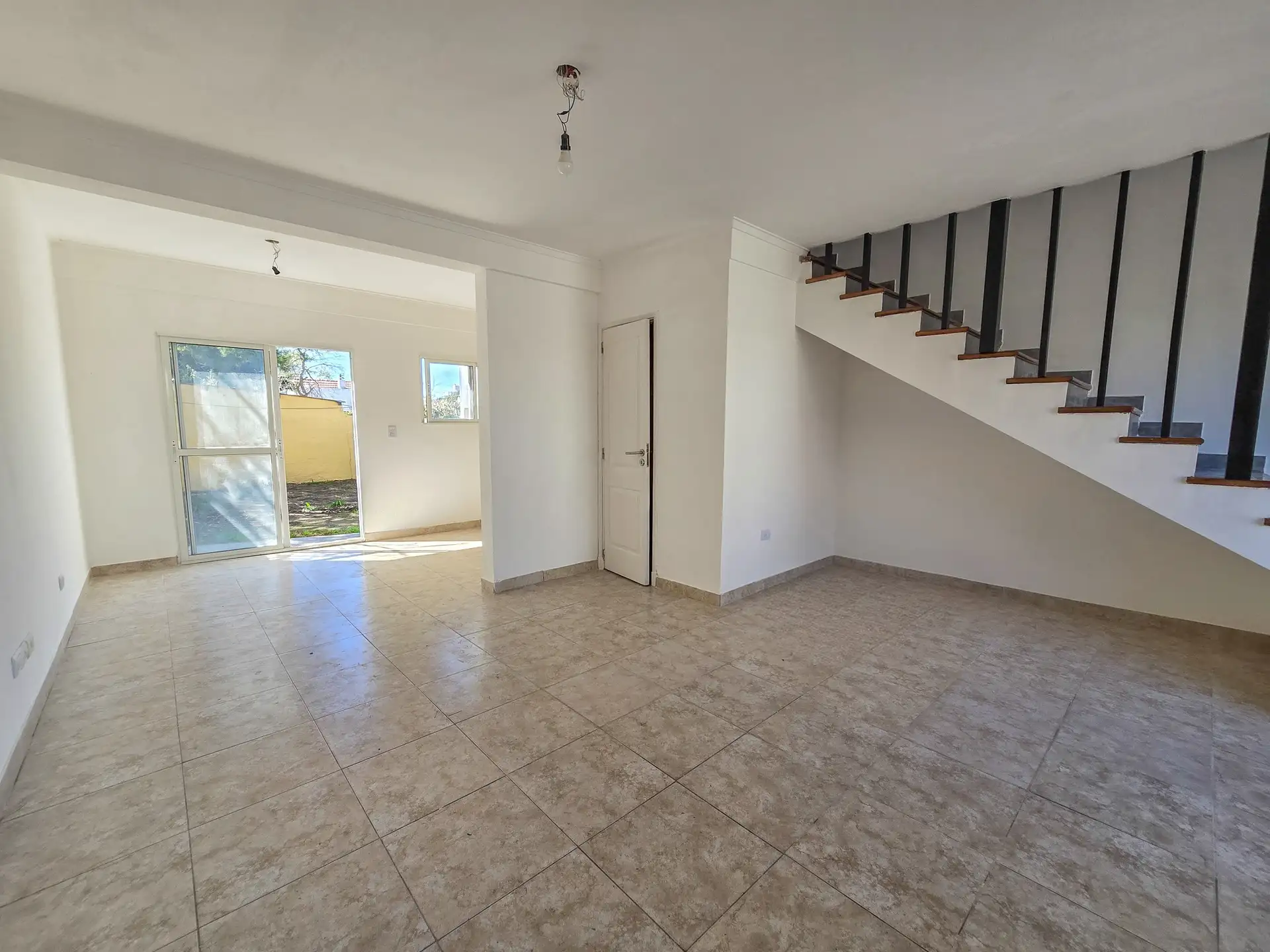 Dúplex 3 amb con parque y entrada para auto — 77 m² cubiertos, 400 m del mar (Punta Mogotes)