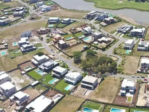 Casa 8 ambientes con 7 baños