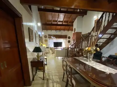 Amplio chalet en dos plantas