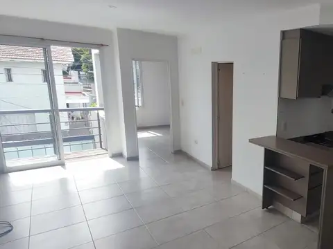 Moderno depto 2 ambientes, primer piso por escalera.