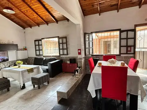 Casa 4 ambientes con 2 baños