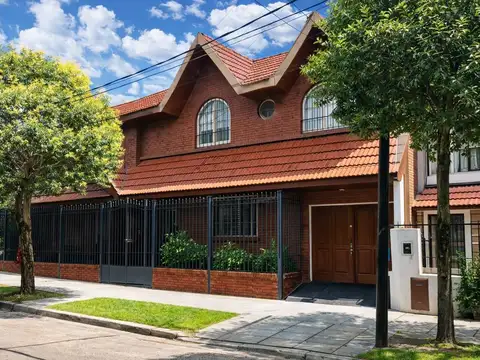 Venta Chalet 6 ambientes jardin garage a metros avenida santa fe