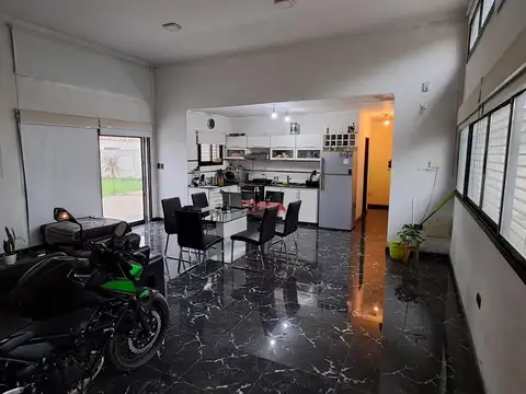 Casa de dos dormitorios en venta en Olmos, La Plata
