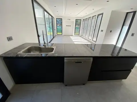 Casa 4 ambientes con 2 baños