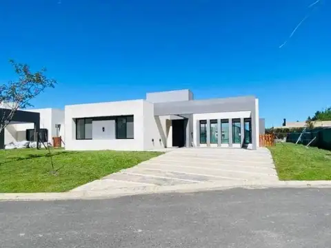 Venta Casa 4 ambientes con pileta Jardin en Barrio Santa Ines Canning