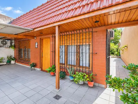CASA DE 4 AMBIENTES CON JARDÍN, QUINCHO Y ENTRADA VEHICULAR EN TEMPERLEY