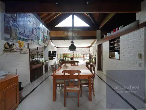Casa en Venta con 5 cocheras