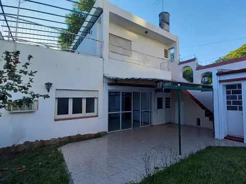 Casa en Alquiler con 1 cochera