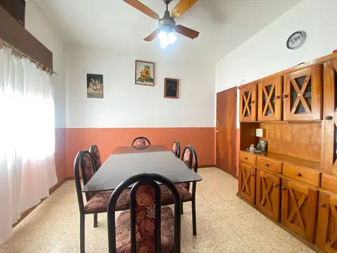 Casa 4 ambientes con 2 baños