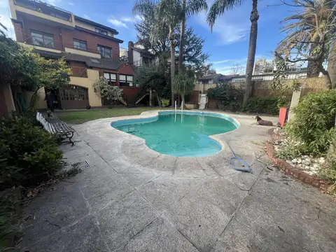 Venta casa 9 ambientes 3 plantas con quincho y pileta en Villa Sarmiento ACEPTA ANTICIPO Y CUOTAS