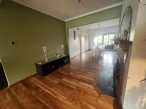 Venta casa 9 ambientes 3 plantas con quincho y pileta en Villa Sarmiento ACEPTA ANTICIPO Y CUOTAS