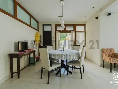 Casa 6 ambientes con 2 baños