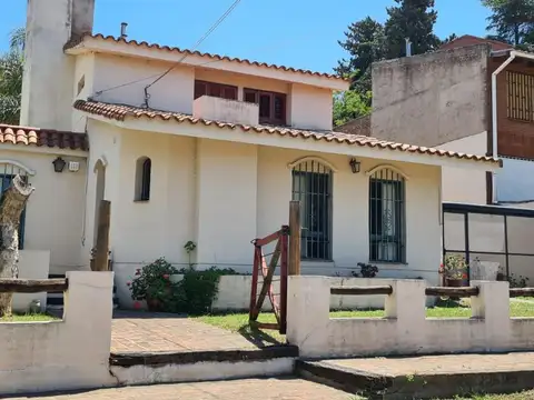 3 DORM 3 BAÑOS LIVING COMEDOR COCINA QUINCHO PATIO TERRAZA
