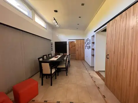 Casa en Alquiler con 3 cocheras