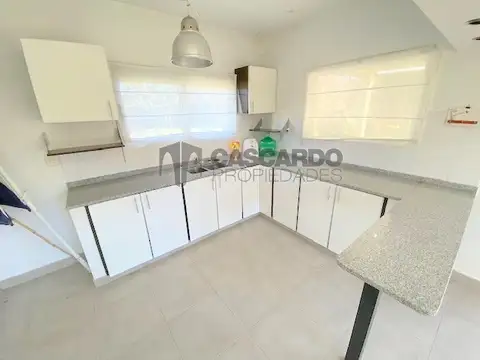 Casa de 4 ambientes con piscina climatizada y en muy buen estado.