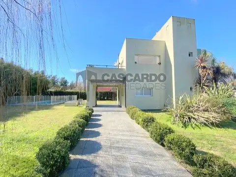 Casa de 4 ambientes con piscina climatizada y en muy buen estado.