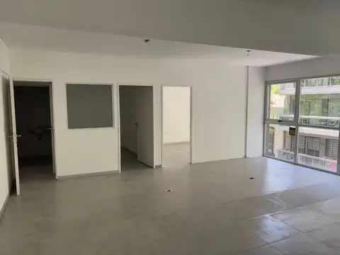 EXCELENTE oficina de 100 M2 c/ espacio guarda coche