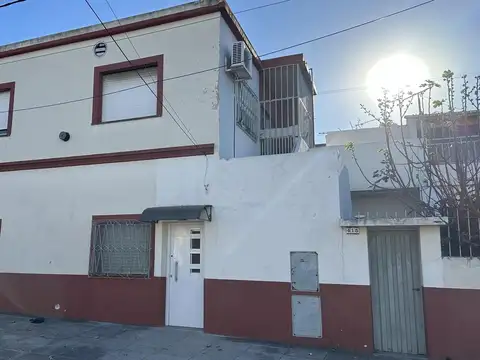 Casa 6 ambientes con 2 baños