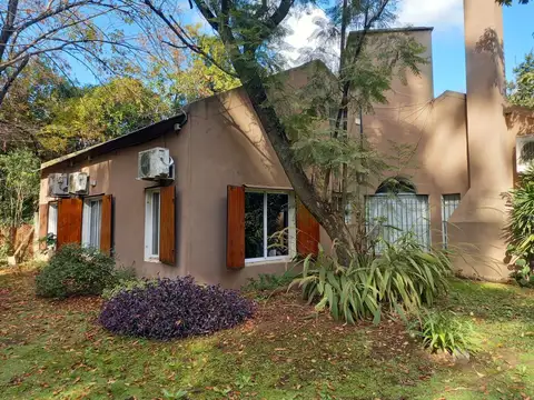 Quinta en Pilar de 280m2. Terreno de 4744m2. Piscina Jardín.