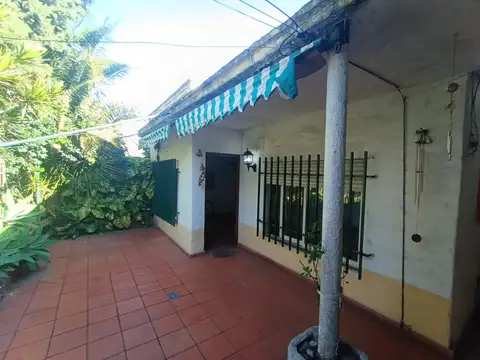 Oportunidad. Casa 3 Ambientes a refaccionar sobre lote de 9.53 x 39 mts