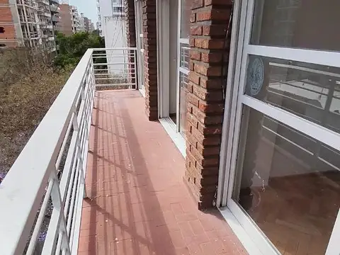 3 Dormitorios - Balcón corrido al frente