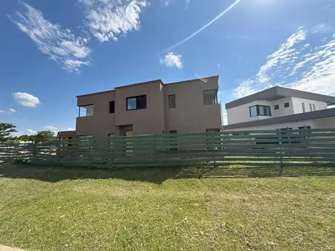 Casa en Venta con 3 cocheras