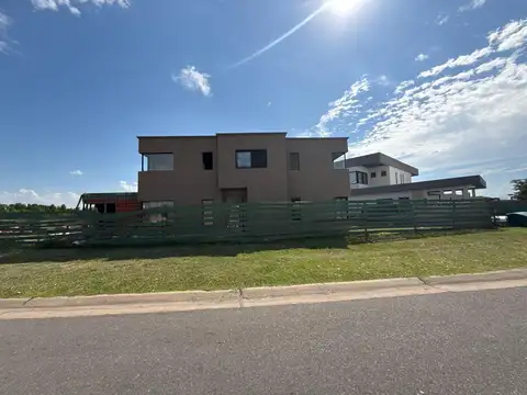 VENTA CASA SAN SEBASTIAN AREA 11 CON VISTA A LAGUNA PILETA FINANCIA DUEÑO TOMA VEHICULO LOTE PERMUTA