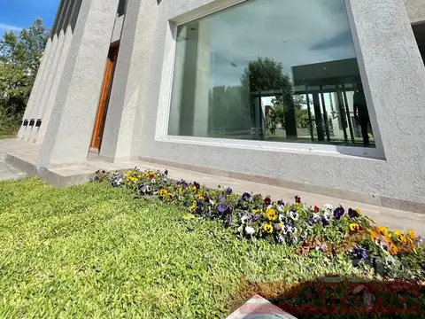Casa en Alquiler con 4 cocheras