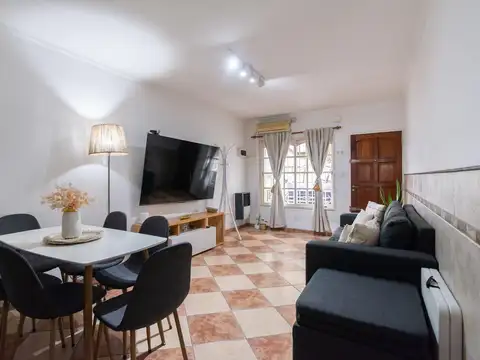 VENTA TRIPLEX 4 AMBIENTES. COCHERA, PATIO CON PARRILLA - APTO CRÉDITO - VILLA ADELINA.