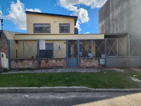 VENTA CASA 4 AMBIENTES BERNAL