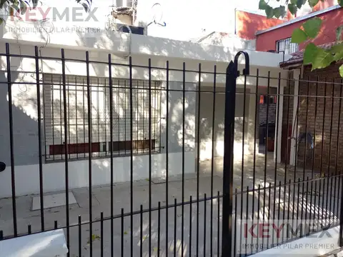 Casa  en Venta - Florencio Varela 4 ambientes con jardín patio asfalto gas agua corriente