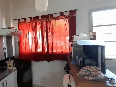VENTA CASA 2 AMB CON PATIO Y COCHERA AVELLANEDA
