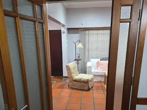 Casa 4 amb centro de Banfield con quincho, garage y parque