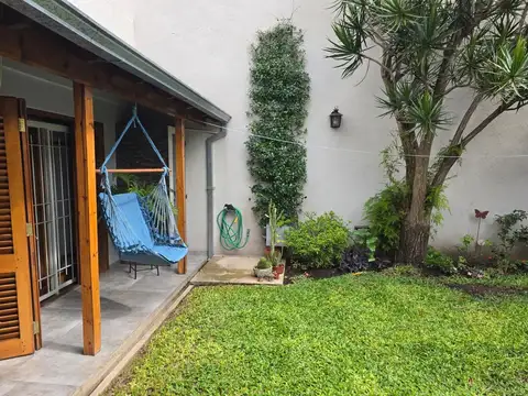 Casa 4 amb centro de Banfield con quincho, garage y parque