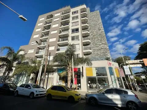 Departamento 2 ambientes en alquiler con balcón en Haedo. Edificio con Pileta