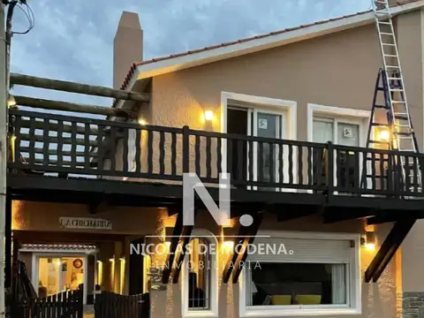 En venta espectacular casa frente al mar de 4 dormitorios en Punta del Este.