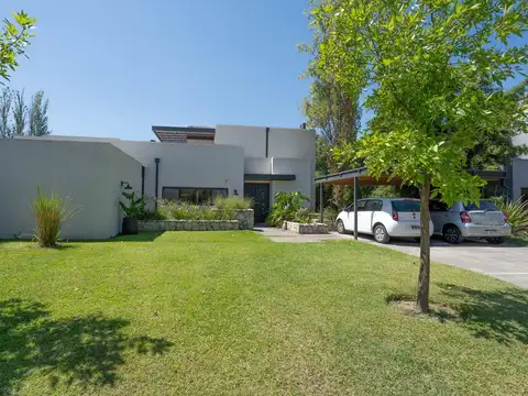 Casa en venta, 4 ambientes. Santa Maria de Tigre