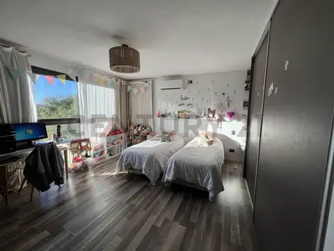 Casa en Venta con 4 cocheras