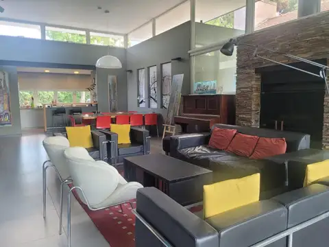 Calidad y diseño. Ubicacion central. 4 dormitorios y dep. Casa en vta en San Carlos C.C.