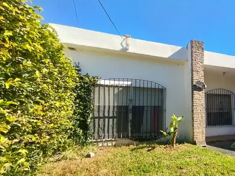 VENTA CASA 4 AMBIENTES CON DPTO EN FONDO QUILMES