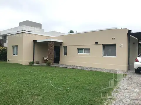 Casa 4 ambientes en una planta con pileta en venta - APTA CREDITO - Fincas de Iraola 2