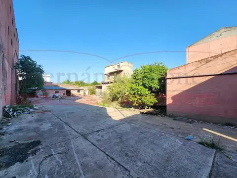EXCELENTE GALPÓN CON SALIDA A 3 CALLES
