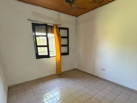Casa de dos dormitorios y patio en Bº Carpincho Macho
