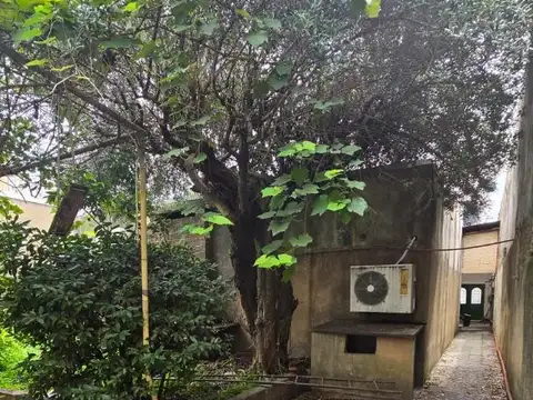 casa /lote 3 ambientes con cochera y local  en SAN JUSTO.